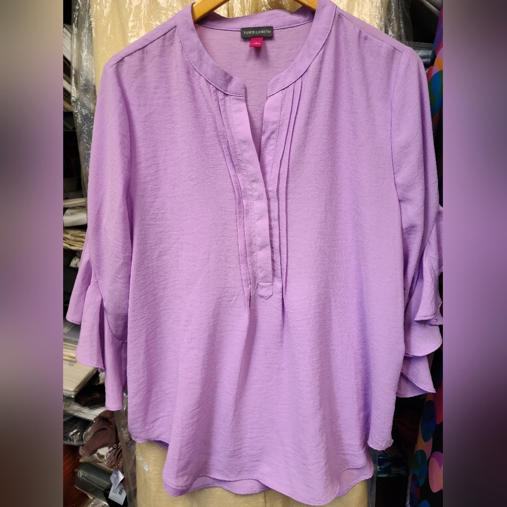 Vince Camuto Lavender ruffle sleeve Blouse Top split neck Pintuck size Large